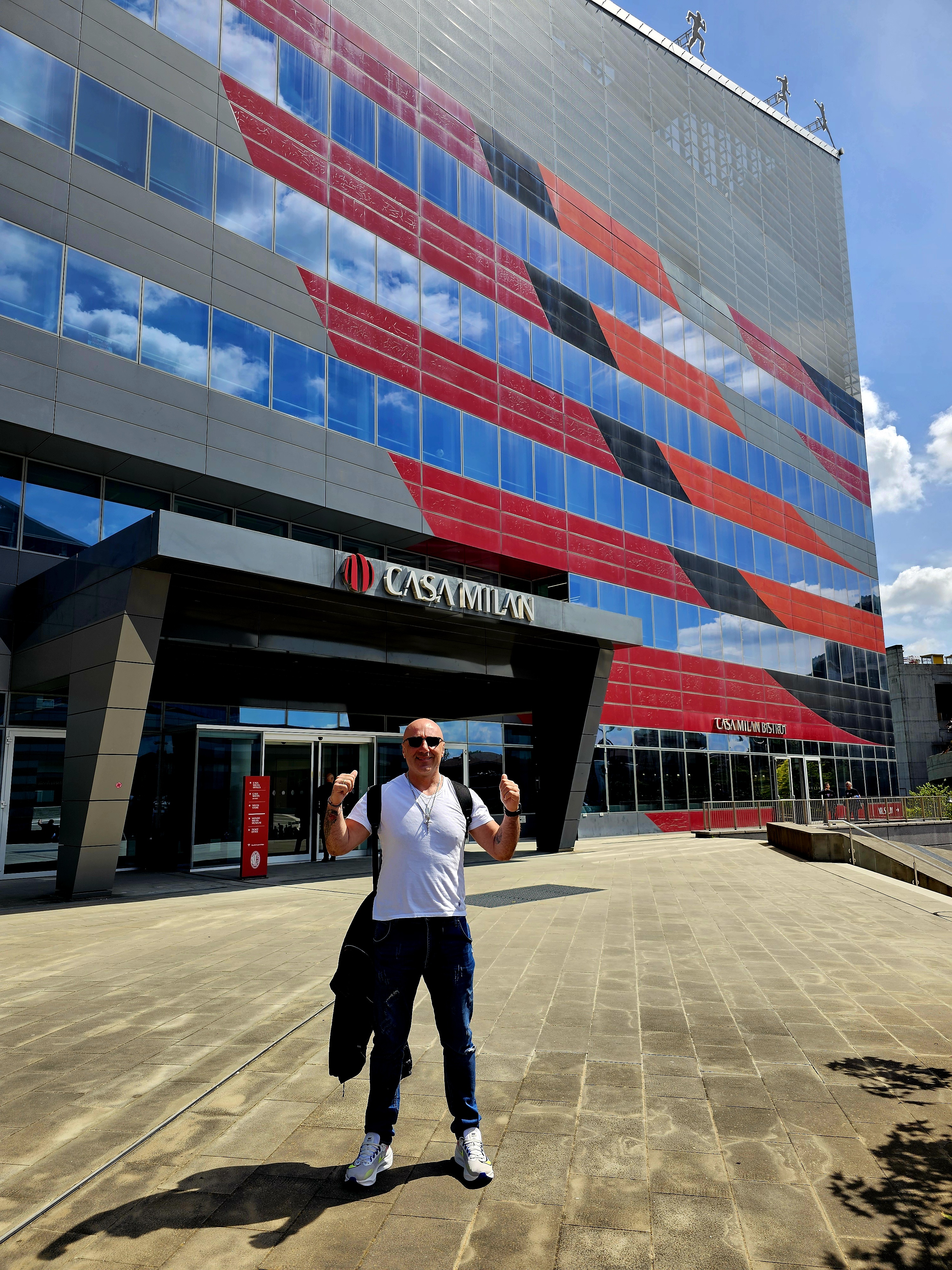Пред Casa Milan